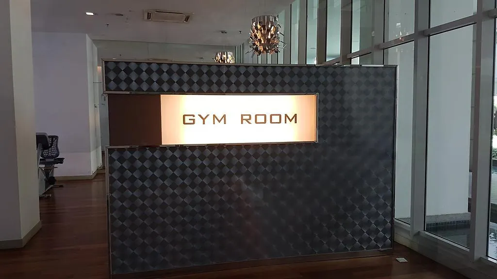 Regalia Suites & Residences Klcc Infinity Pool By 109 Global Host Kuala Lumpur